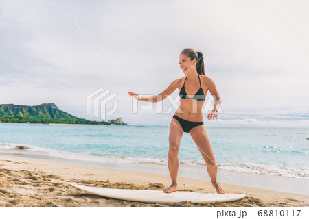 女の子 女性 水着 サーフィンの写真素材