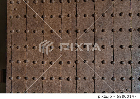 鉄扉 扉 古い 鉄板の写真素材