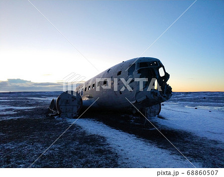 飛行機の残骸の写真素材