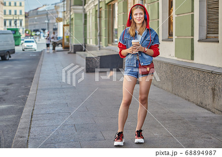 女性 女の子 ヘッドフォン パーカー 音楽の写真素材