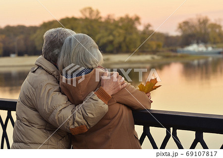 人物 老人 夫婦 後ろ姿の写真素材