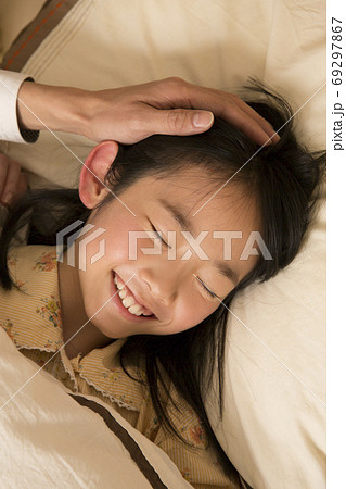 寝顔 睡眠 女の子 眠るの写真素材