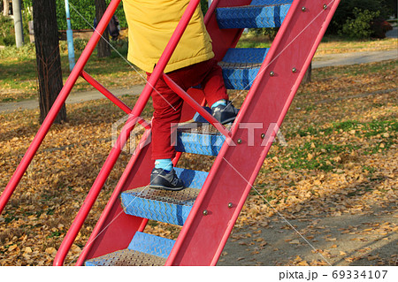 子供 足 階段 登るの写真素材