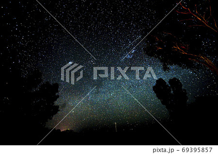 エアーズロック 星空 星 夜空の写真素材