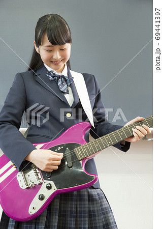 女性 エレキギター ギター 女子の写真素材