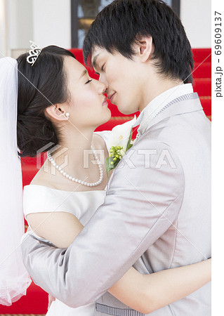 新郎新婦 誓いのキス 結婚式の写真素材