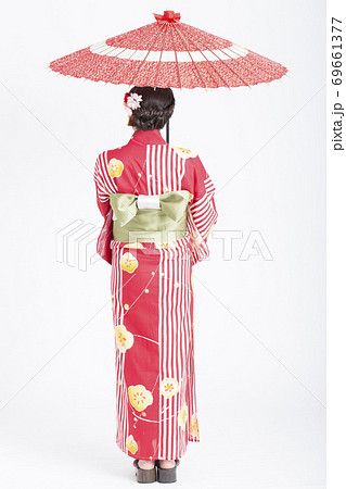 後姿 和服 番傘 和傘 女性 赤色 着物の写真素材