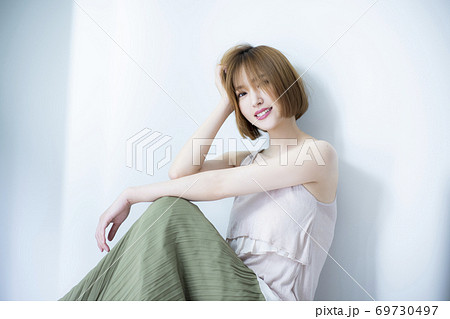 ロングスカート 座るの写真素材