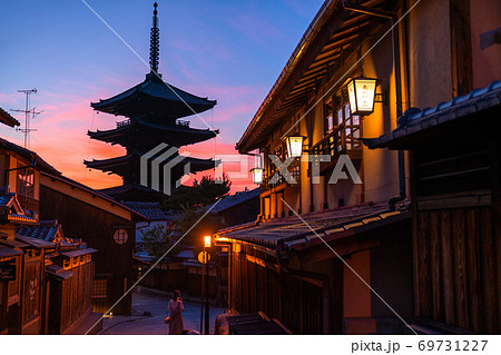 五重の塔 八坂の塔 京都 夕日の写真素材 - PIXTA