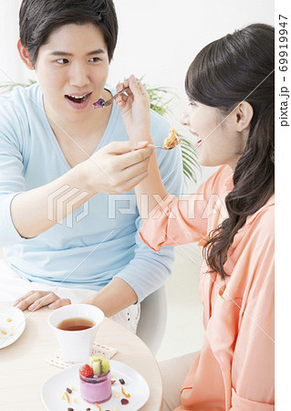 食べさせ合うの写真素材