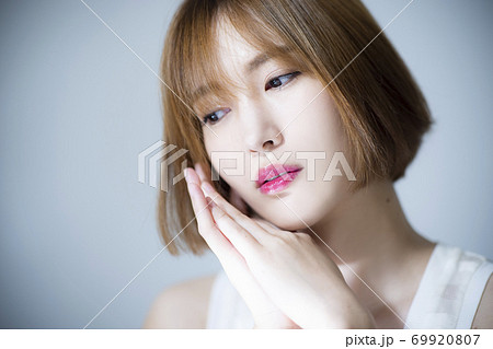 伏し目がちの写真素材