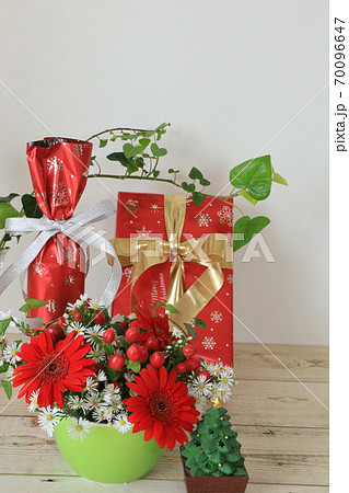 花 フラワーアレンジメント クジャクソウ 孔雀草の写真素材