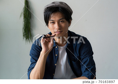 人物 男性 タバコ 吸うの写真素材