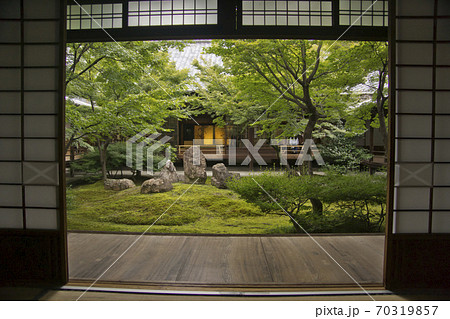 縁側 庭の写真素材