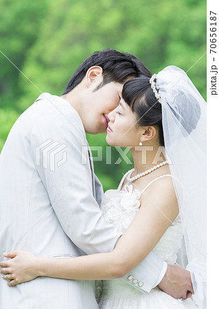 新郎新婦 誓いのキス 結婚式の写真素材