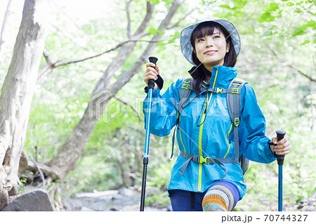 女の子 山ガール かわいい 登山の写真素材