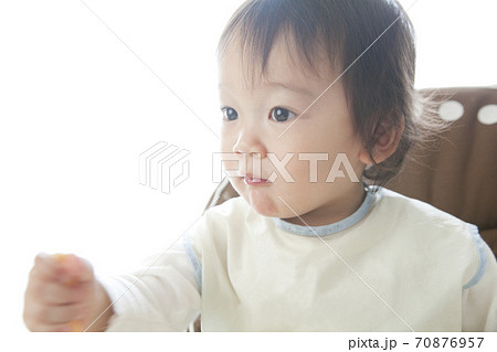 人物 日本人 かわいい 幼児 ライフスタイル 2歳 子供 1人の写真素材