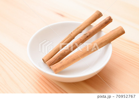皿の上のシナモンスティックの写真素材