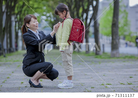 しゃがむ 横向きの写真素材