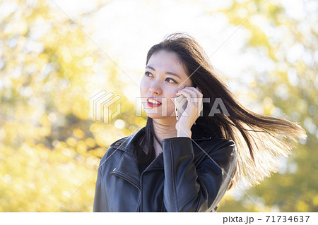 風になびく髪の写真素材