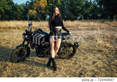 ライダー ポーズ バイク 女性の写真素材 - PIXTA