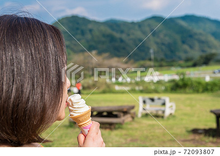 ソフトクリーム 食べるの写真素材