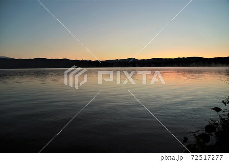 洞爺湖 湖 日の出 夜明けの写真素材