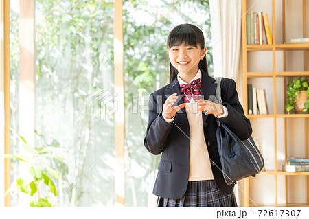 小学生 制服姿 