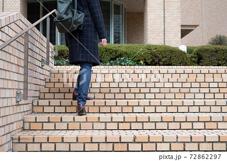 上がる 後ろ姿 階段 女性の写真素材