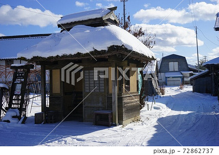 冬のバス停の写真素材