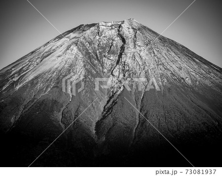 夕日 夕焼け モノクロ 空の写真素材
