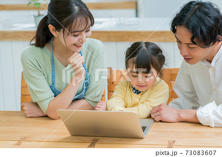 小3女の子の写真素材