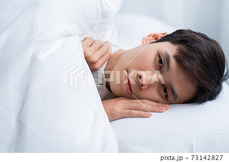 横たわる男性の写真素材