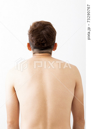 男性 裸 背中 後姿の写真素材