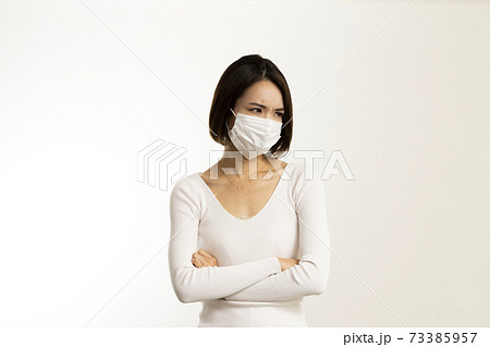 マスク姿の女性/頭痛/風邪の症状/熱の症状/白い服/	