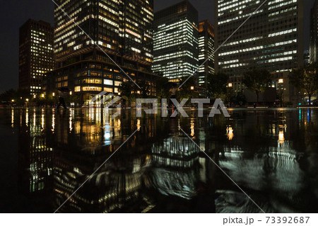 夜の東京丸の内の水溜り