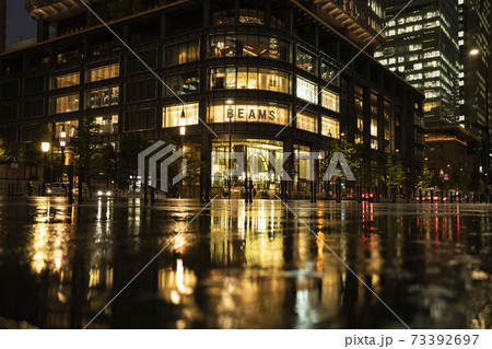 夜の東京丸の内の水溜り