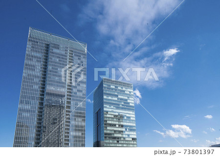 青空に建設された大手町の高層ビル群