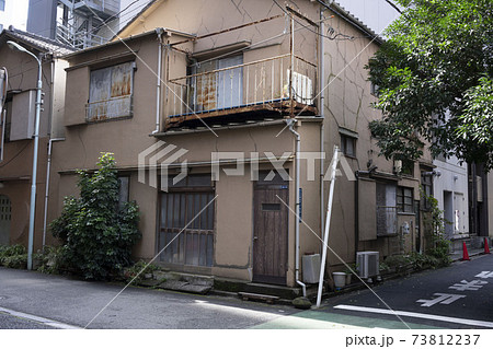 日本の古い木造二階建住宅/狭小住宅/一戸建て/