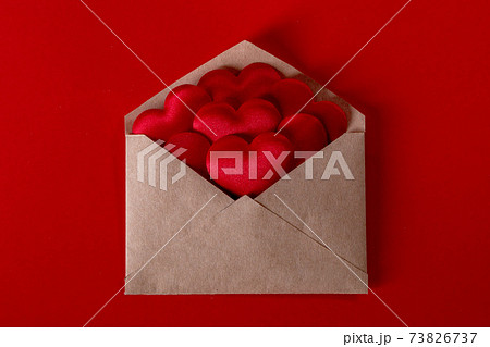 ハート 手紙 たくさん 封筒の写真素材