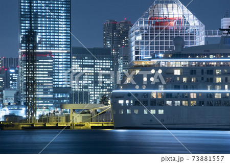 東京晴海埠頭に停泊する豪華客船,夜景