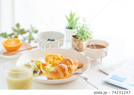 朝食 新聞 コーヒー 朝の写真素材 - PIXTA