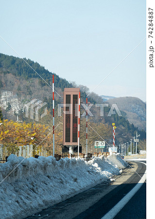 スノーポール 積雪 雪 道路の写真素材