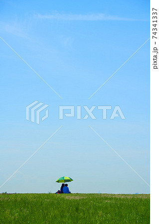 傘 雲 草原 女性の写真素材
