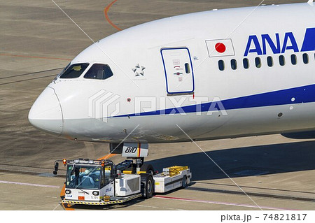 航空機牽引車の写真素材