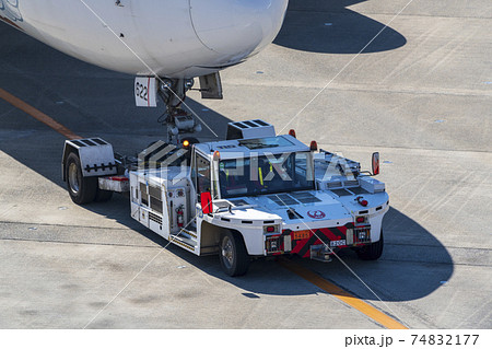 航空機牽引車の写真素材