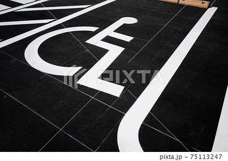 身障者用駐車場 白線 駐車スペースの写真素材