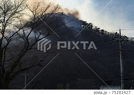 山火事 背景 熱いの写真素材