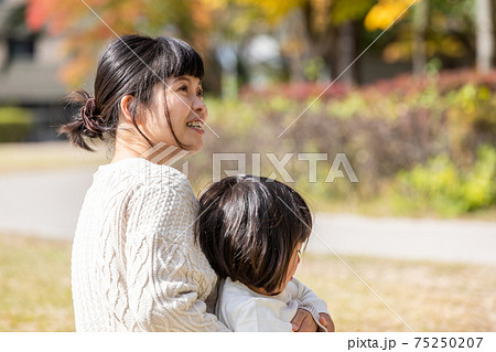 女の子 子供 おかっぱ 横顔の写真素材