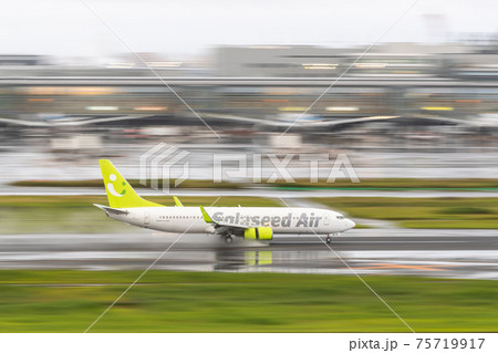 雨 飛行機 航空機 旅客機の写真素材